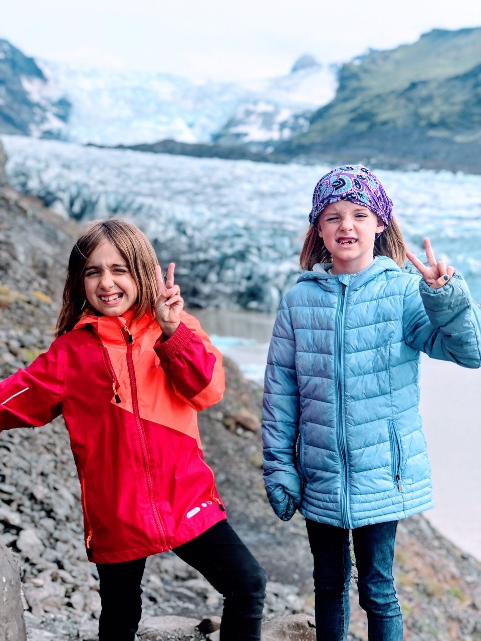 Island - Sveitarfélagið Hornafjörður - So. Noch ein letztes Bild und die Mädels klettern wieder zurück. Dann kann ich in Ruhe noch ein wenig näher an den Gletscher ran gehen...