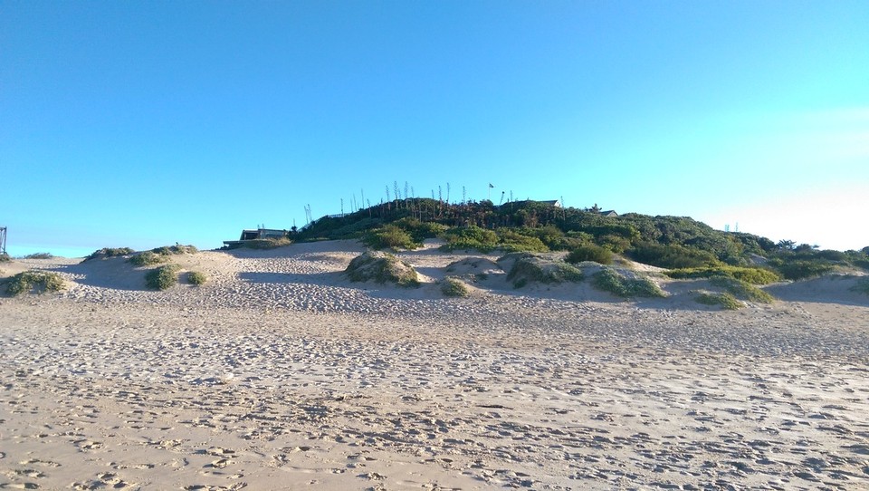 Südafrika - Jeffreys Bay - Der Blick vom Strand auf unsere Hostel...