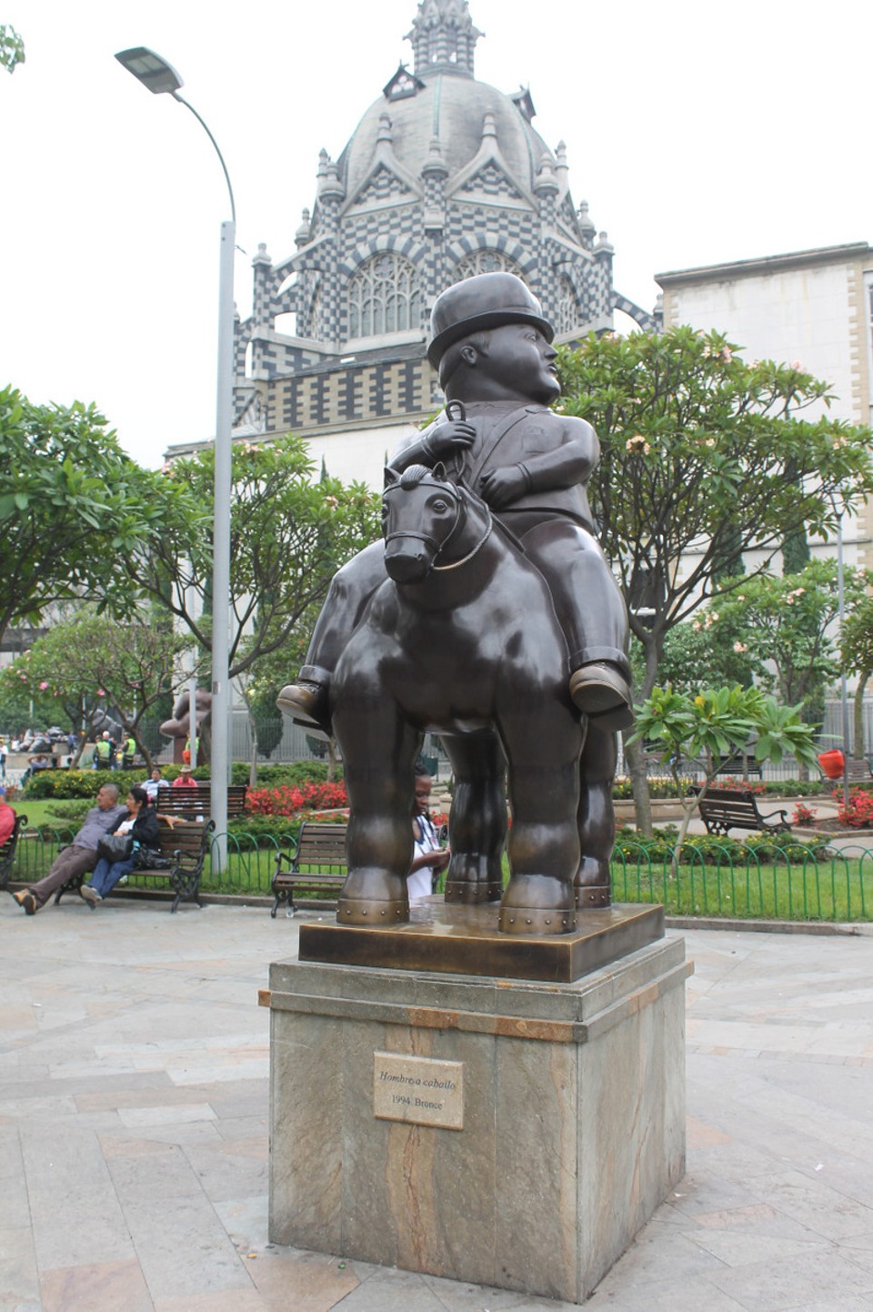 Kolumbien - Medellín - Boteroskulptur - Nein, die Figuren sind nicht dick, sondern nur unproportional