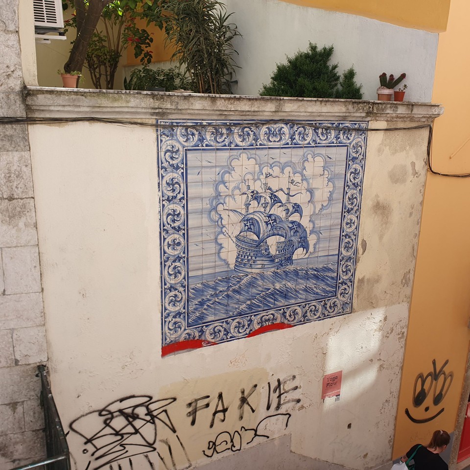 Portugal - Lissabon - An vielen Häusern sind diese Kunstwerke aus Fliesen zu bewundern. 