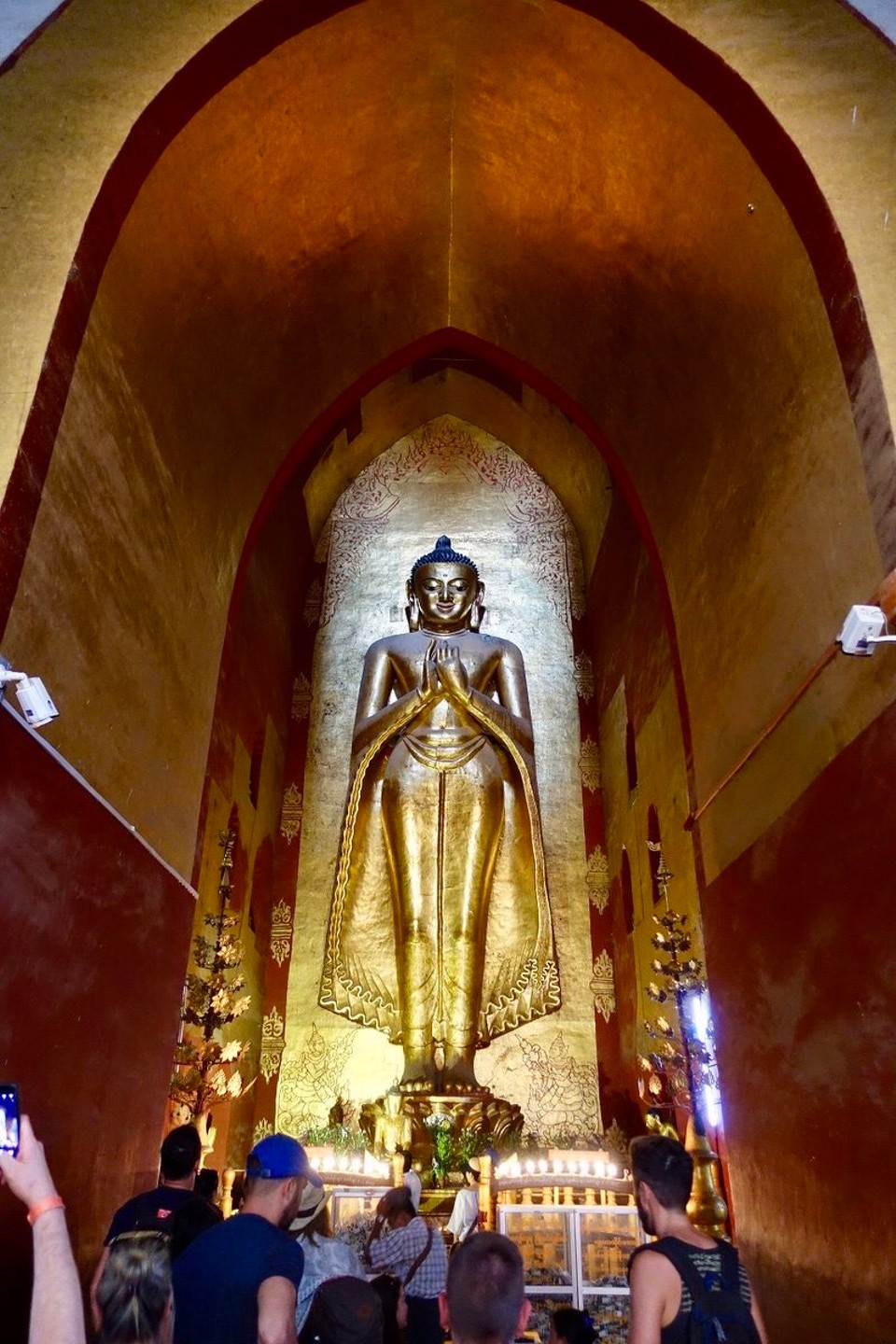 Myanmar (Burma) - Bagan - En av veldig få orginale buddha statuer i Bagan, når man ser fra avstand smiler buddha