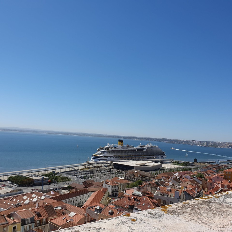 Portugal - Lissabon - Am Anleger liegt ein Kreuzfahrtschiff.
