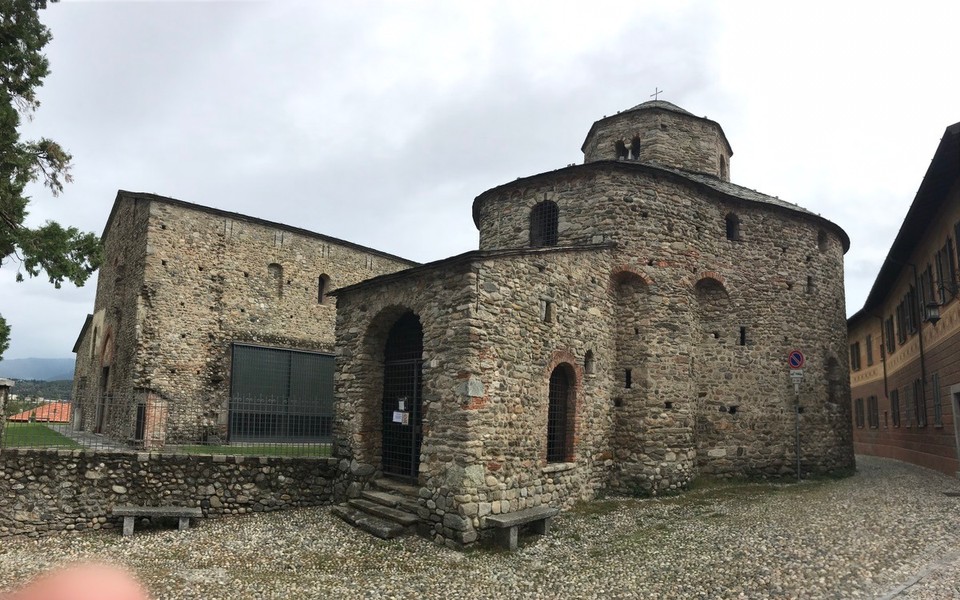 Italien - Cantù - Die Kirche nebenan