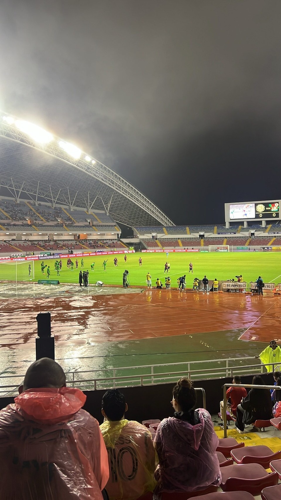 Costa Rica - San José - Am Donnstig bini mit ere Zämegwürflete Gruppe vo öppe 20Lüt is Fuessballstadion. D‘Stimmig isch hammer gsi obwohl‘s nit so vill öüt gha het. Aschlüssend bini no mit 5 us de Gruppe in Usgang. Sehr en coole Obe gsi