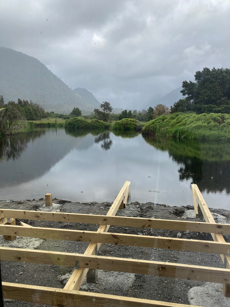 Neuseeland -  - Aber ich erreiche mein Ziel trocken, weil ich so nette Fahrer hatte, die mich nicht im Regen abgesetzt haben 🤩
Zimmerausblick 🥳
