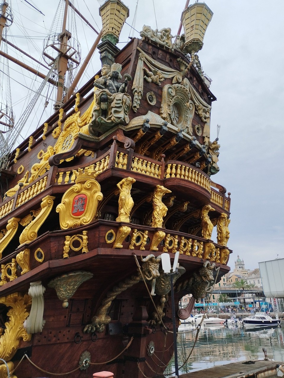 Italien - Genua - Altes Piratenschiff gebaut für den Film "Pirates" von Roman Polanski im Jahr 1985. Danach als Museum eröffnet und im alten Hafen von Genua zu besichtigen.