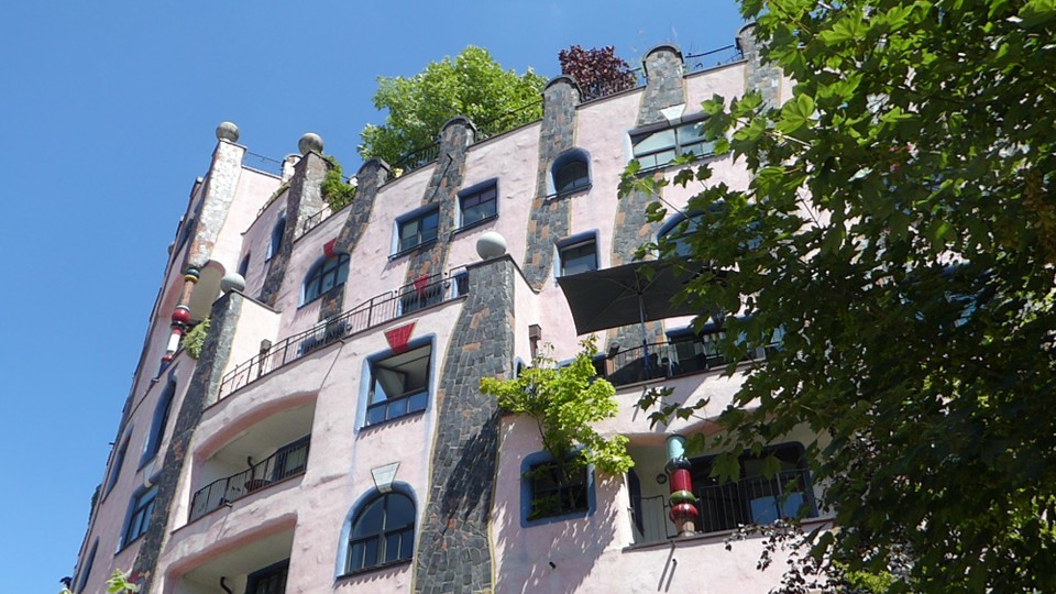 Deutschland - Magdeburg - Und noch eine Sehenswürdigkeit: Die Grüne Zitadelle, das letzte Projekt von Friedensreich Hundertwasser. 2005 erbaut. Erstaunlich groß und sehr lebendig.