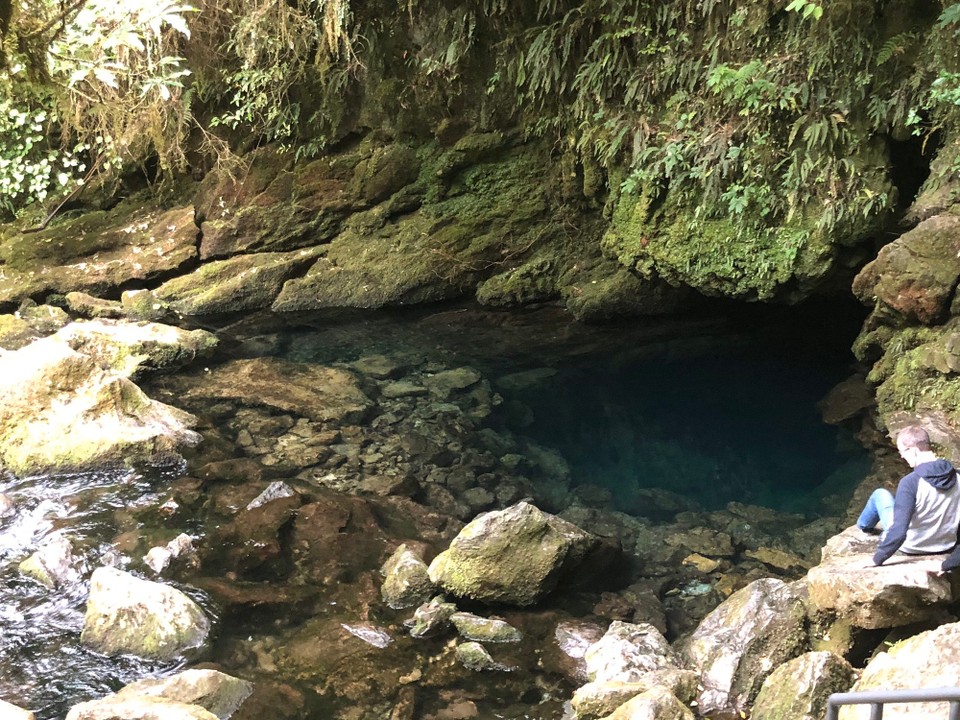 Neuseeland - Upper Moutere - Und hier der Ursprung des Riwaka River. Gespiesen von den umliegenden Hügeln. Gelegen im neuseeländischen, die Farben sind einmalig, den Geruch werde ich nicht vergessen. 