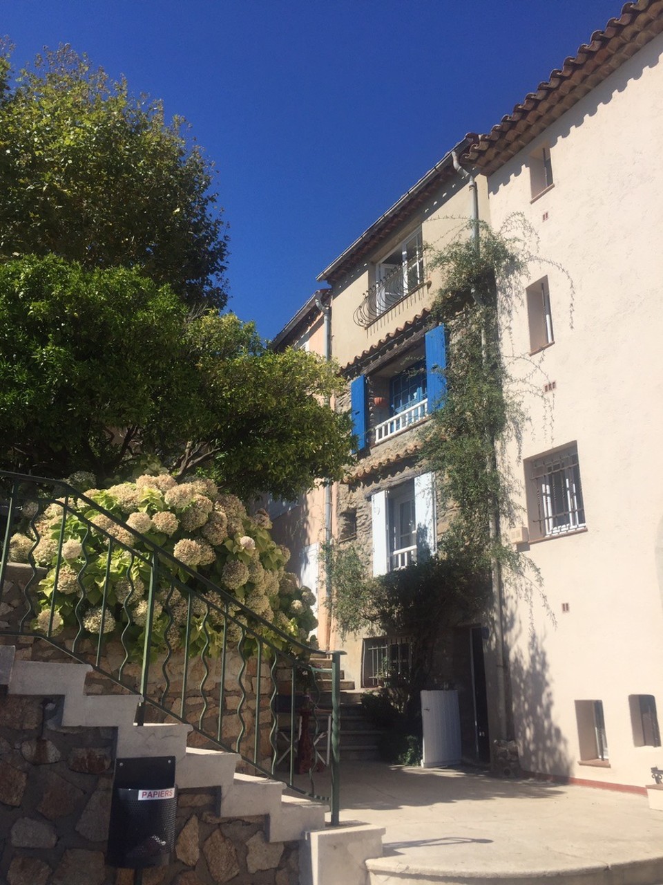  - Frankreich, Grimaud, Das Dorf auf dem Berg - 