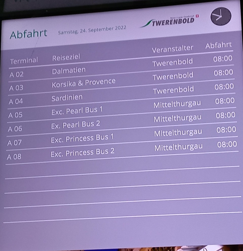 Schweiz - Baden - Reisen ist wieder ein Bedürfnis. Wir sind nicht alleine im Busterminal.