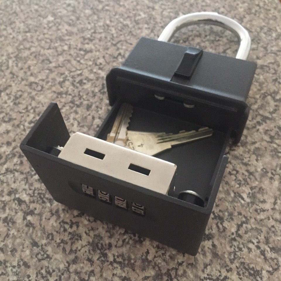 Australia - Parramatta Park - Nagyon ügyes kis megoldás a bejutáshoz: egy számzáras lakatban van a kulcs az ajtóhoz, a lakat pedig kint lóg az ajtó kilincsén. 