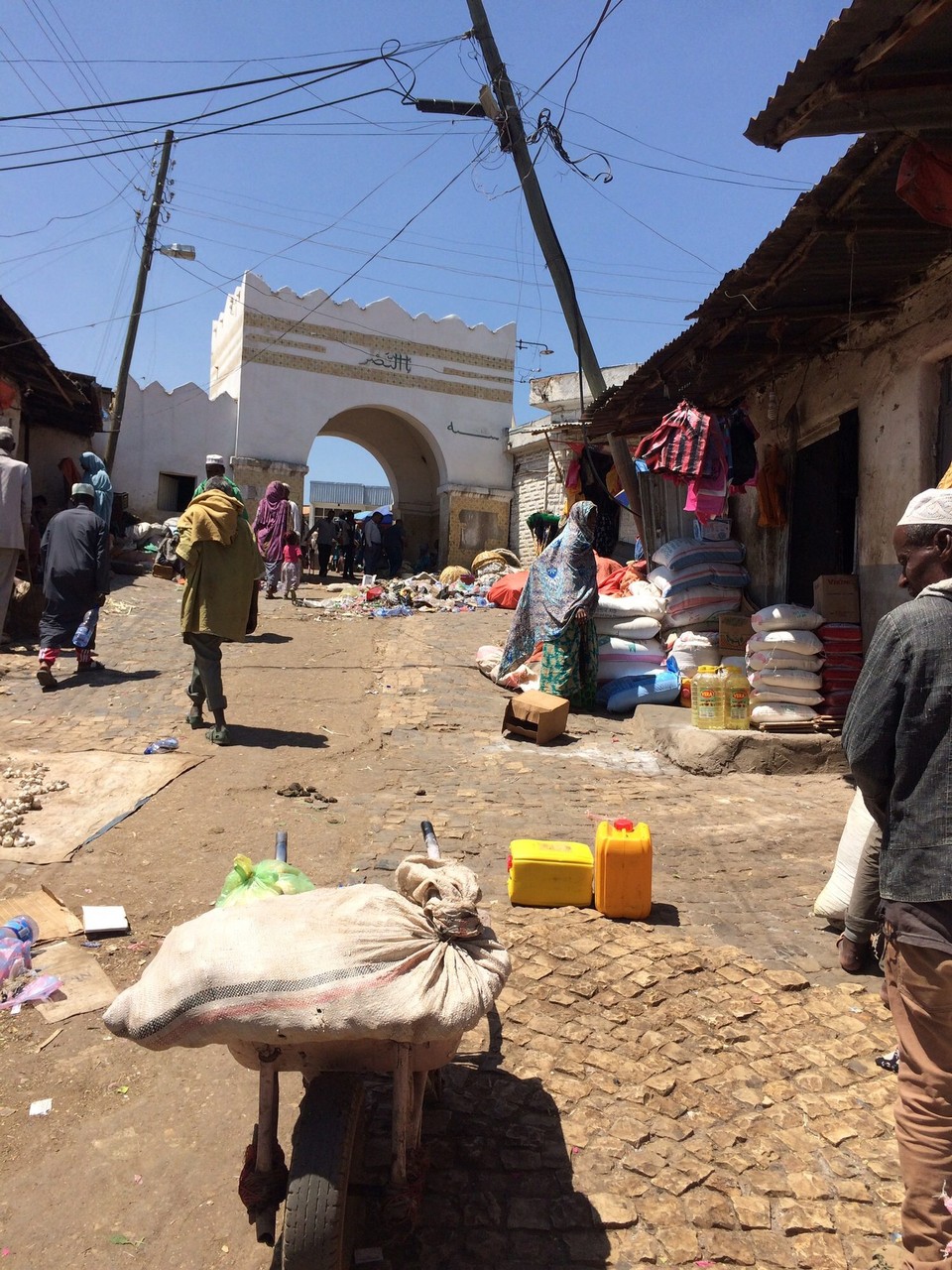 Äthiopien - Harar - In dieser Straße rattern die alten , gussbetriebenen Singer-Nähmaschinen - in ganz Äthiopien noch in Gebrauch 