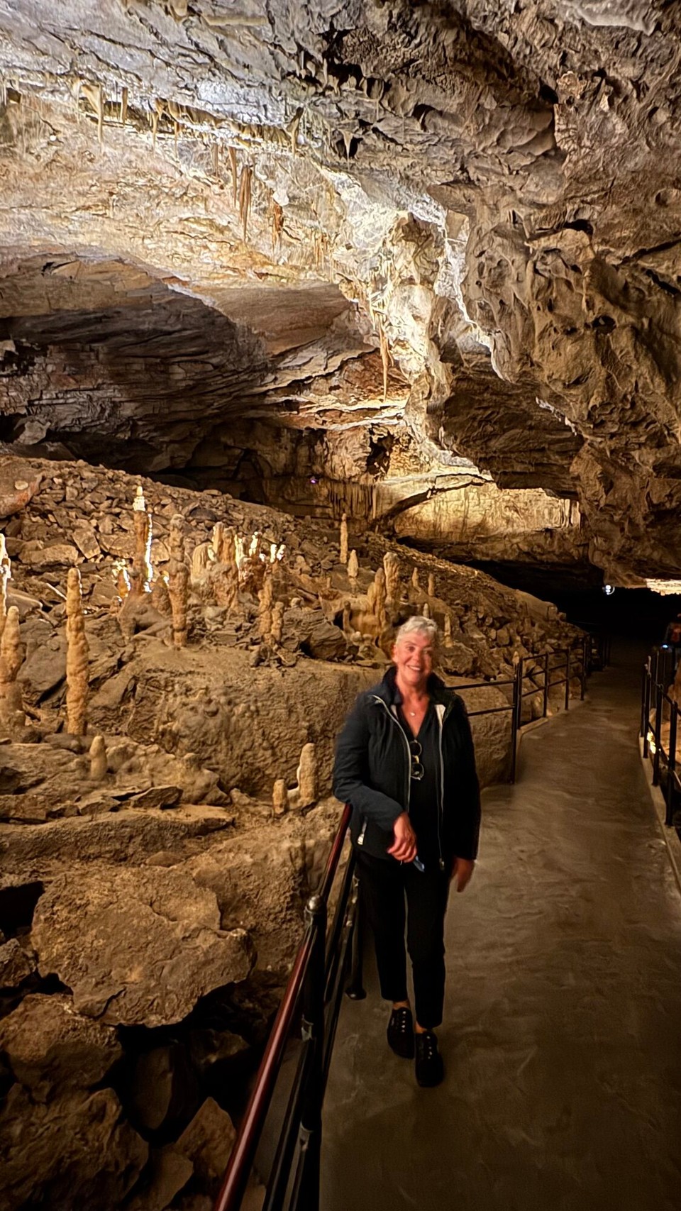 Kroatien - Rovinj - Über uns befinden sich an der tiefsten Stelle etwa 120 Meter Gestein.
Falls ihr euch wundert, über unsere Kleidung. In der Höhle sind das ganze Jahr konstant 10 Grad.
