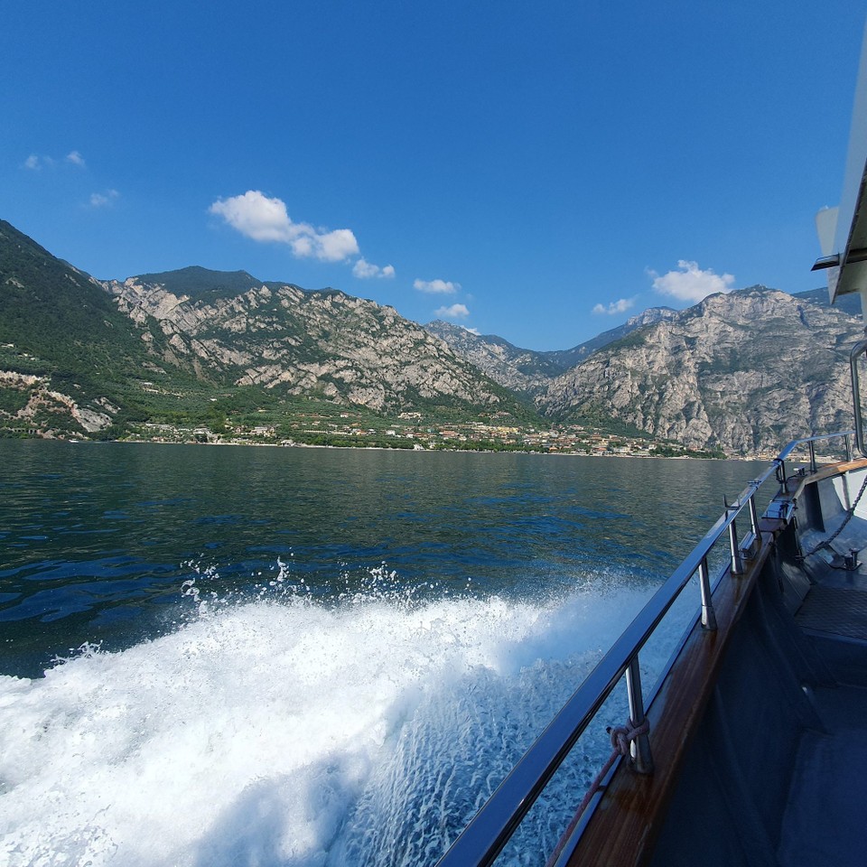 Italien - Limone Sul Garda - Heute fahren wir mit dem Expressboot auf die andere Seite des Gardasees nach Limone.