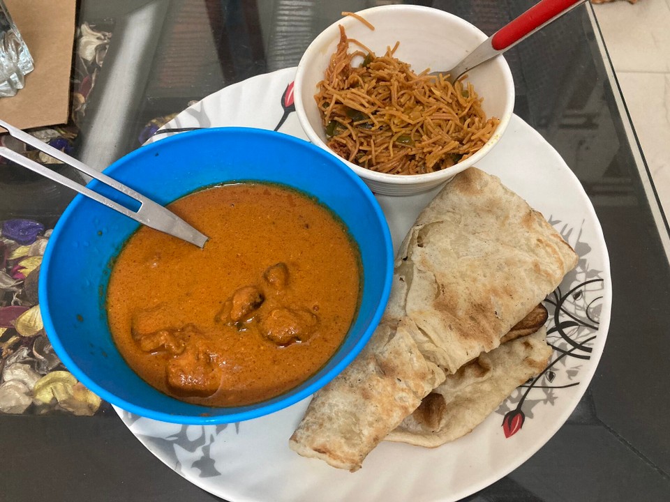 Indien - Agra - Frühstück mit Butter-Chicken und Garlic Naan