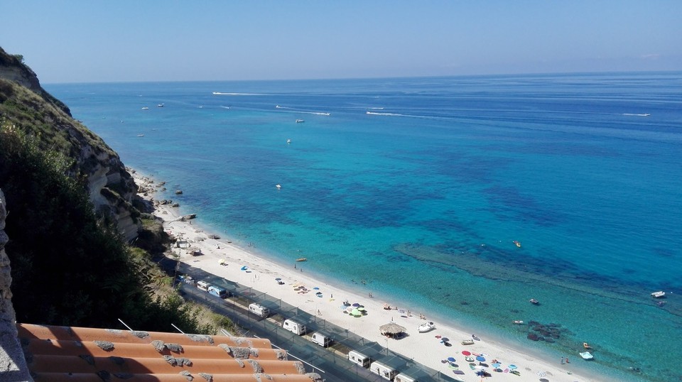 Italien - Contrada Riaci, Santa Domenica di Ricadi - Blick von oben auf die Stellplätze