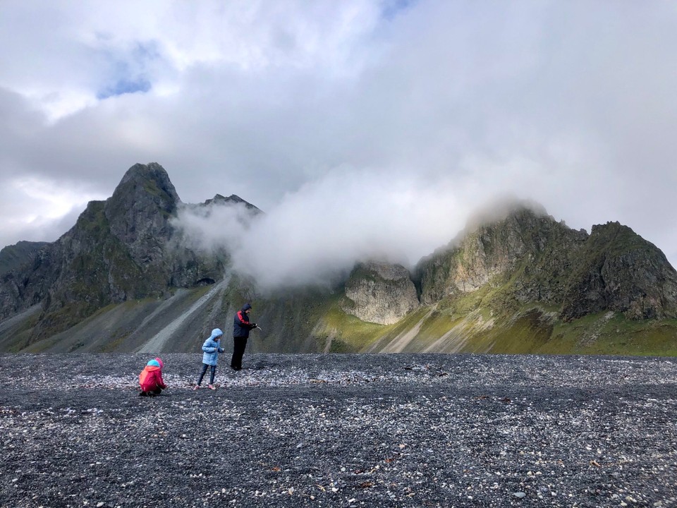Island - Sveitarfélagið Hornafjörður - Die Kiddies sammeln und hinten am Eystrahorn ist es richtig hell geworden... Dann mal los auf die Halbinsel... Ein idealer Zeitpunkt.