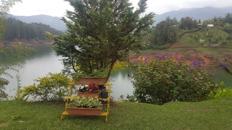 Kolumbien - Medellín - Nach dem Schwimmen, ging es in ein nahe gelegendes Hostel - der Punkt in der Mitte der Karte - zu kurzem abhaengen. Das Hostel ist momenatan in der Restaurierung. Aber ihr koennt es auf den nachfolgenden Bildern sehen ein ziemlich gemuetlicher Ort!....