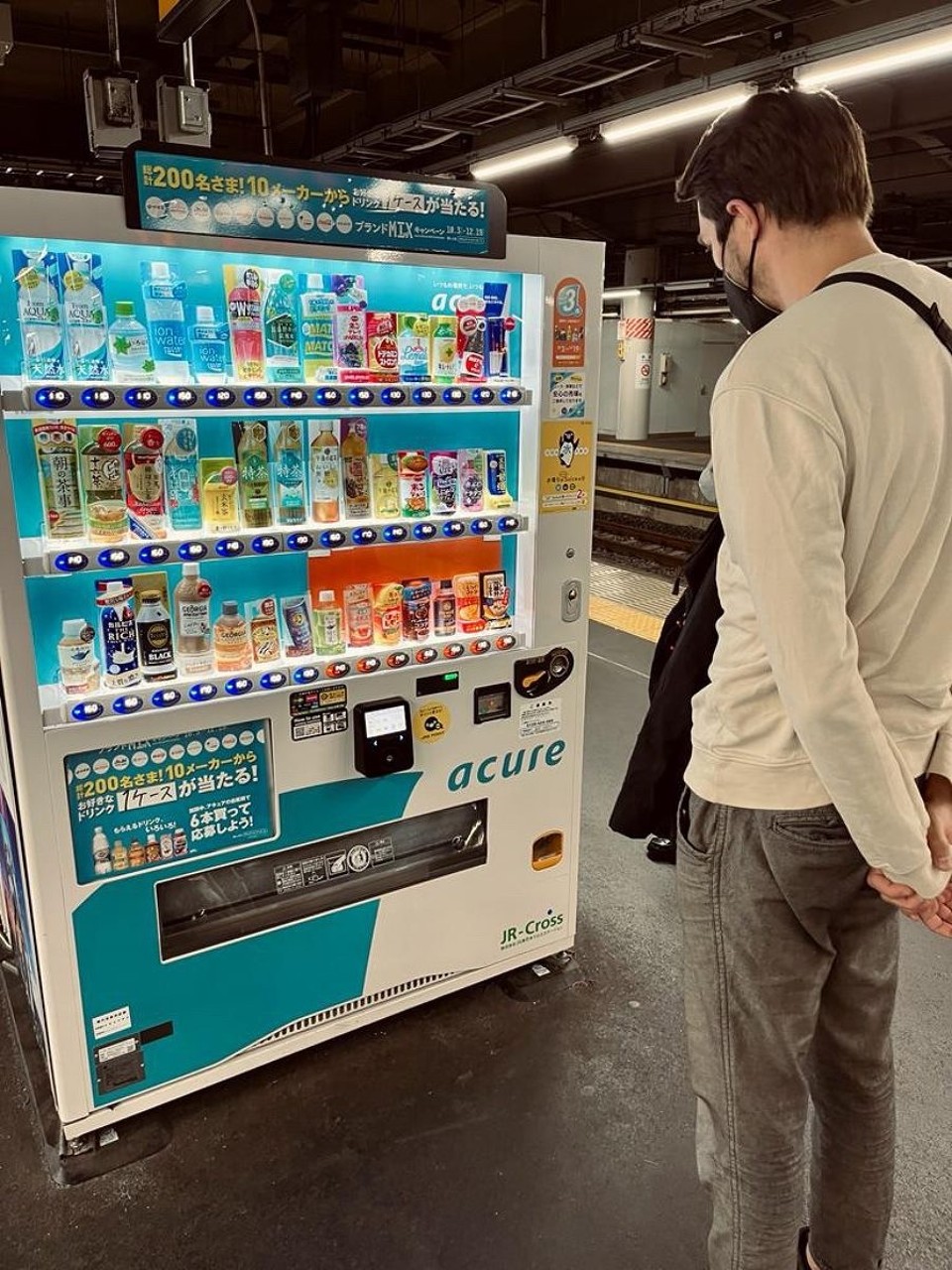 Japan - Chuo - Max freut sich jeden Tag über einen neuen Drink aus den 1.000.000 Automaten in Tokio.
Das besondere an ihnen ist das sie sowohl gekühlte als auch warme Getränke enthalten.