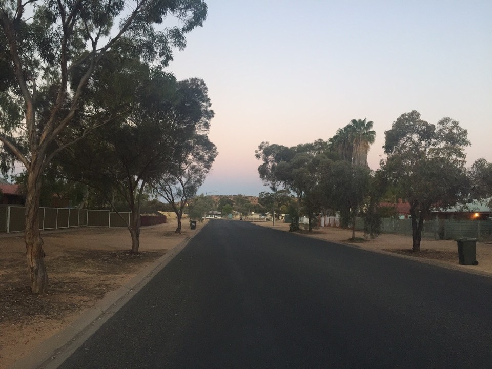 Australia - Braitling - A szállásunk utcája. És itt minden utca legalább ilyen széles. 