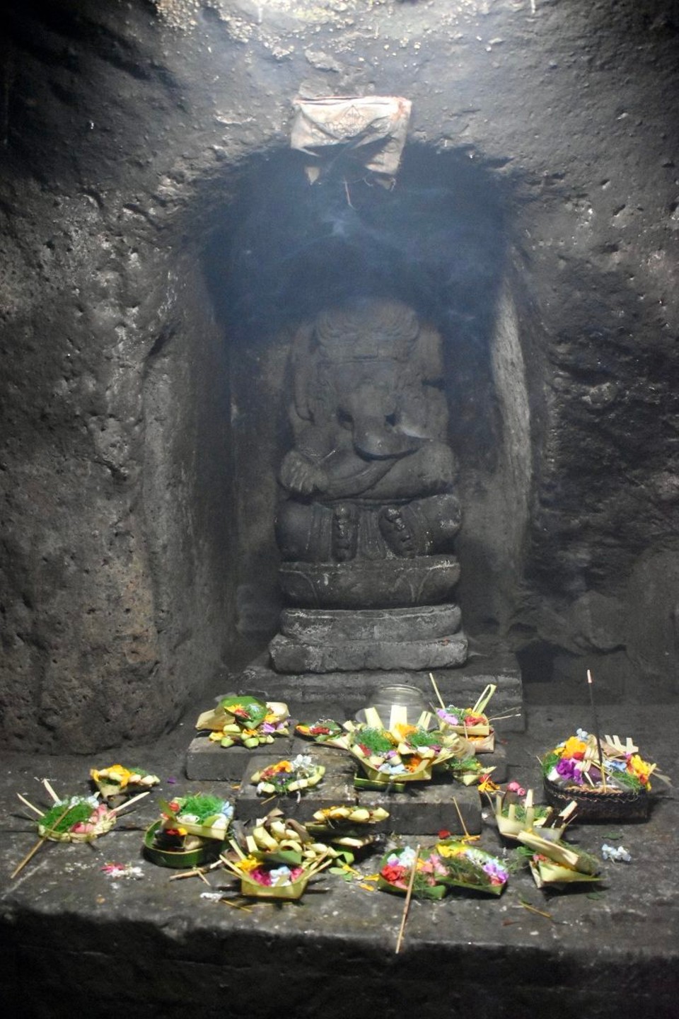 Indonesien - Bangli - Ziemlich vollgeräuchert verließen wir die Höhle ich weiß nicht was Ganesha dort geraucht hat, vielleicht lag es auch an den vielen Räucherstäbchen.