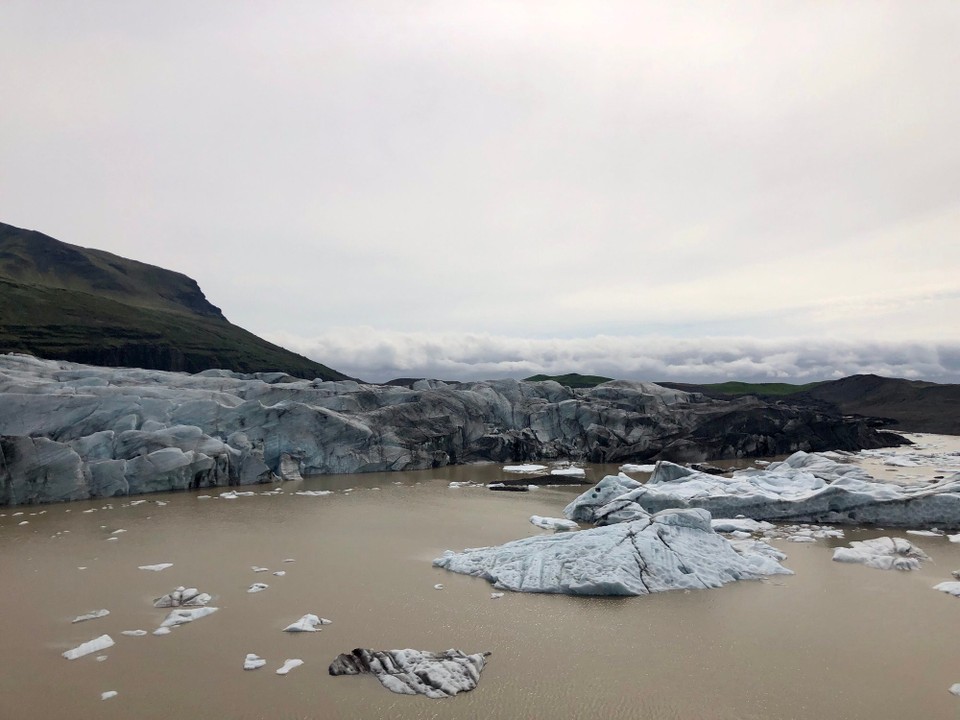 Island - Sveitarfélagið Hornafjörður - Hier am Svinafell hat gerade eine Surge stattgefunden... Surges bezeichnen sehr rasche Vorstöße großer Gletscher. Schau hier: file:///private/var/mobile/Containers/Data/Application/8891F938-1688-49AC-9770-1595E21E24C0/tmp/.IntuneMAM/1860CE01-6735-4A6C-81C3-72E010DBF99D/Island_im_Wandel_Zeitung.pdf