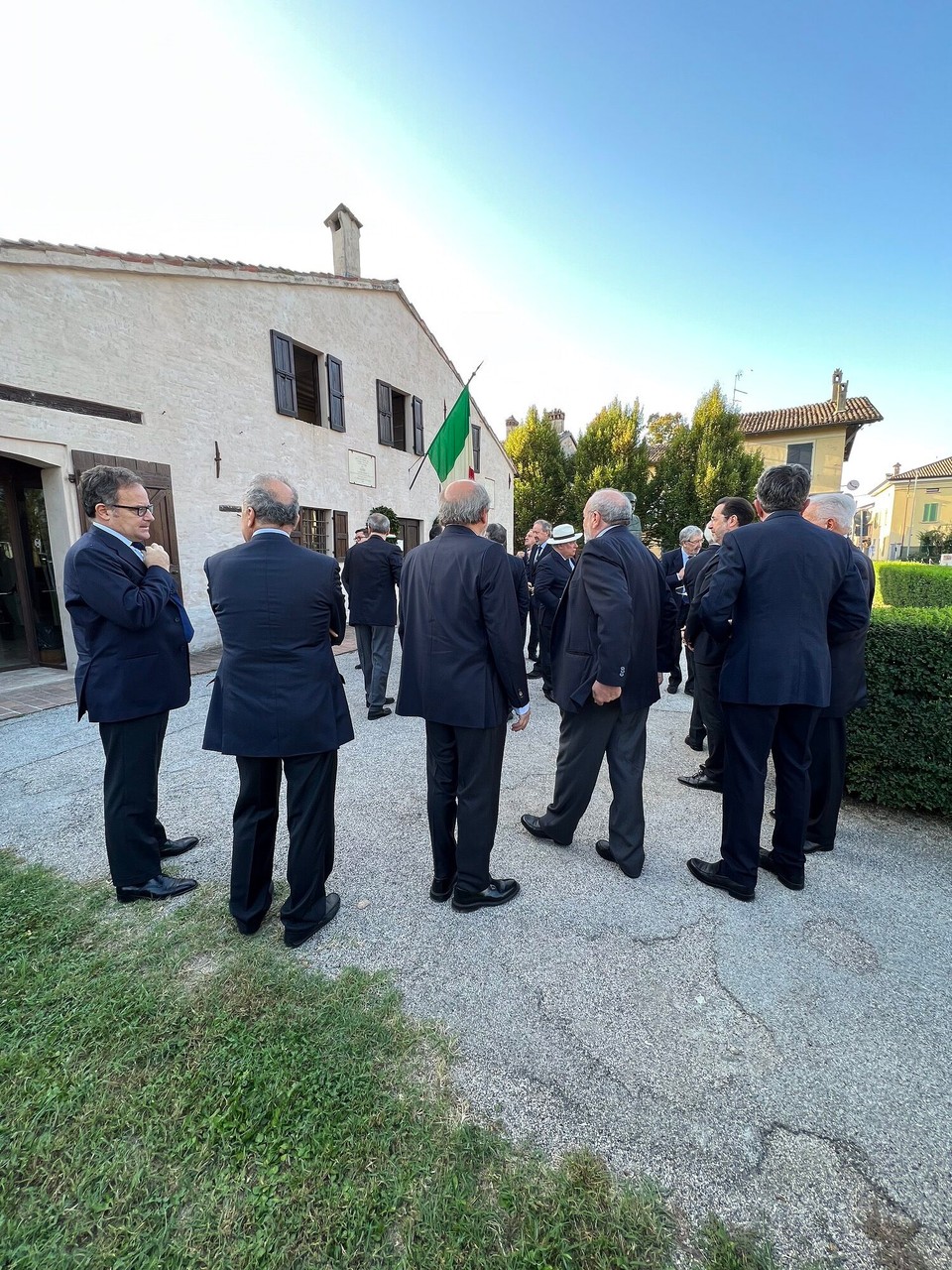 Italien - Busseto - Die Männer versammeln sich langsam aber sicher. 27 sind in diesem erlauchten Club🤓Nur 27☝🏼nicht mehr. Diese Zahl ist wichtig, weil…