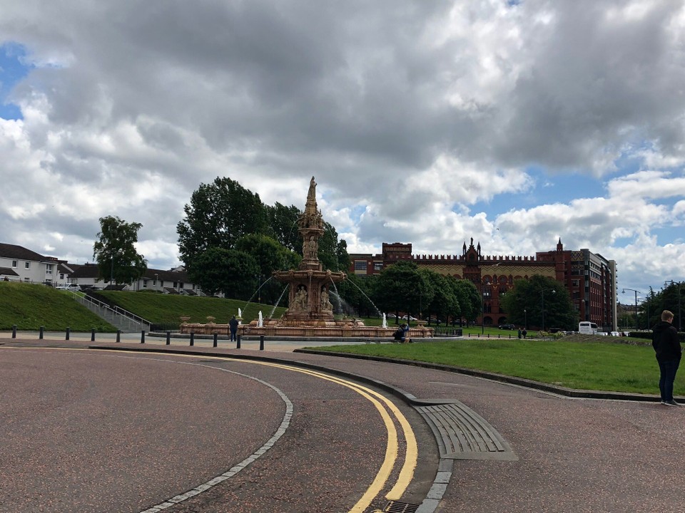 Vereinigtes Königreich - Glasgow - Doulton Fontaine und Templeton im Hintetergrund