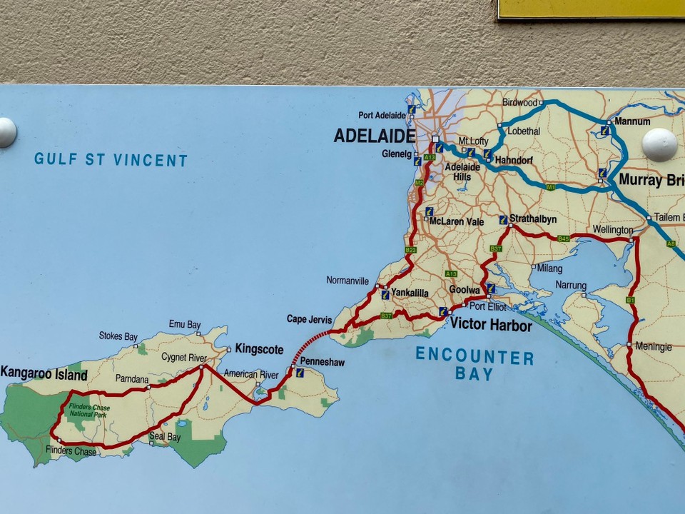 Australien - McCracken - Heute mussten bei der Planung der Weiterreise entscheiden ob wir die Kangaroo Island trotz der dortigen Buschfeuer besuchen wollen. 
Beim Morgenessen trafen wir 2 Schweizer die gerade auf Kangaroo Island gewesen waren. Trotz der Sperrung von 1/3 der Insel sei ein Besuch lohnenswert