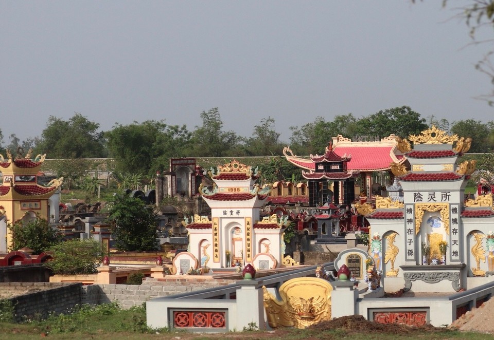 Vietnam - H. Hoa Lư - Vietnamesischer Friedhof...