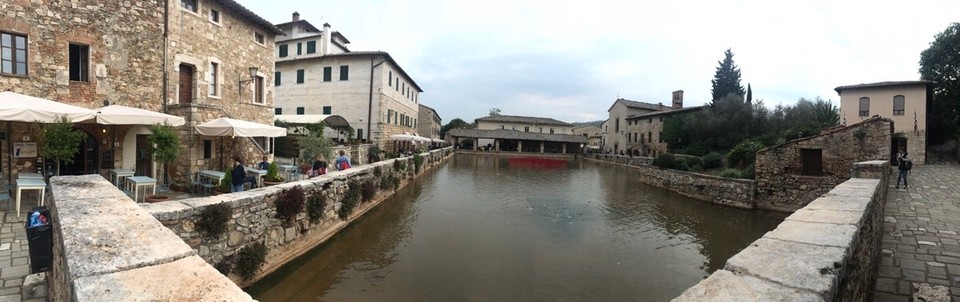 Italien - Bagno Vignoni - Das Wasser soll leicht radioaktiv sein
