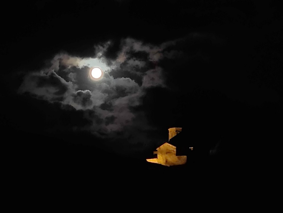 Georgien - Gergeti - Die Aussicht der Kirche bei Vollmond