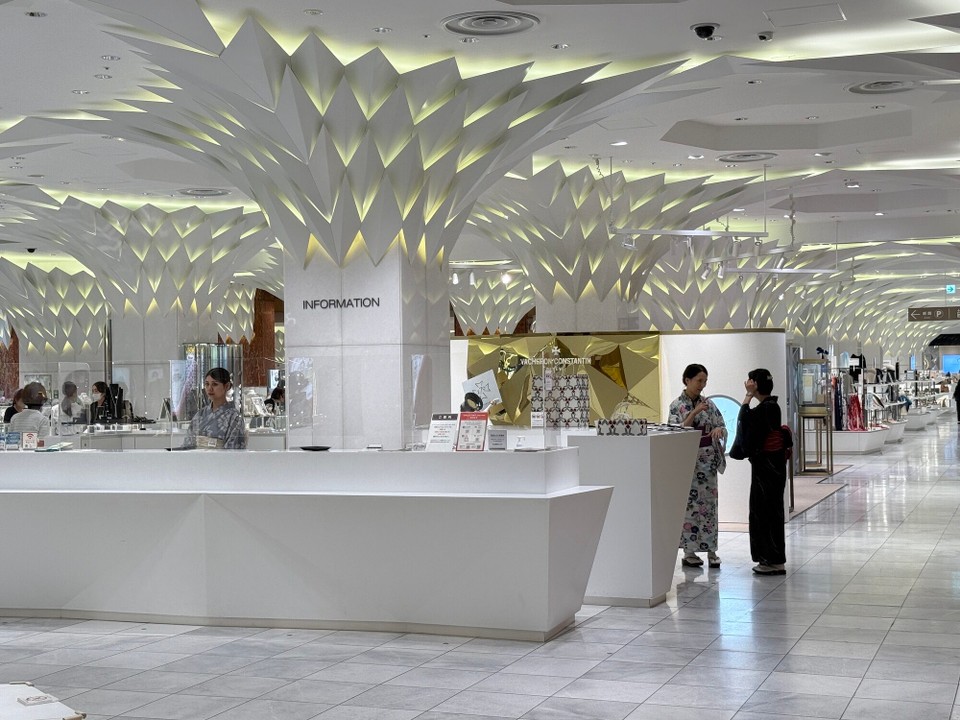 Japan - Chiyoda - Das Kaufhaus Mitsukoshi mit passendem Verkäuferinnen