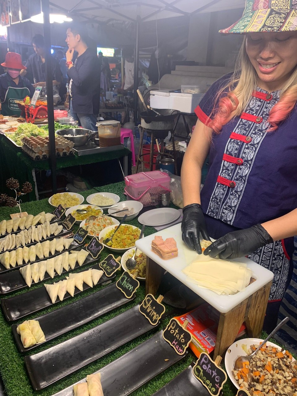 Thailand - Chiang Mai - Wir könnten uns hier reinlegen: Samosa mit thailändischer Gemüsefüllung. Statt uns  hineinzulegen, haben wir uns entschieden, einfach mehrere zu essen.