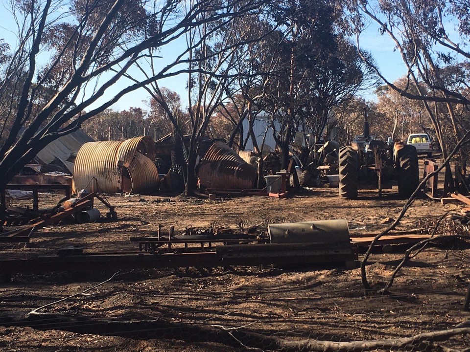 Australien - Kingscote - wir fuhren nun eine weite Strecke von 40km durch stark von den Buschfeuern betroffenen Gebiet.
Hier eine Bauernhof der vollständig zerstört wurde.
