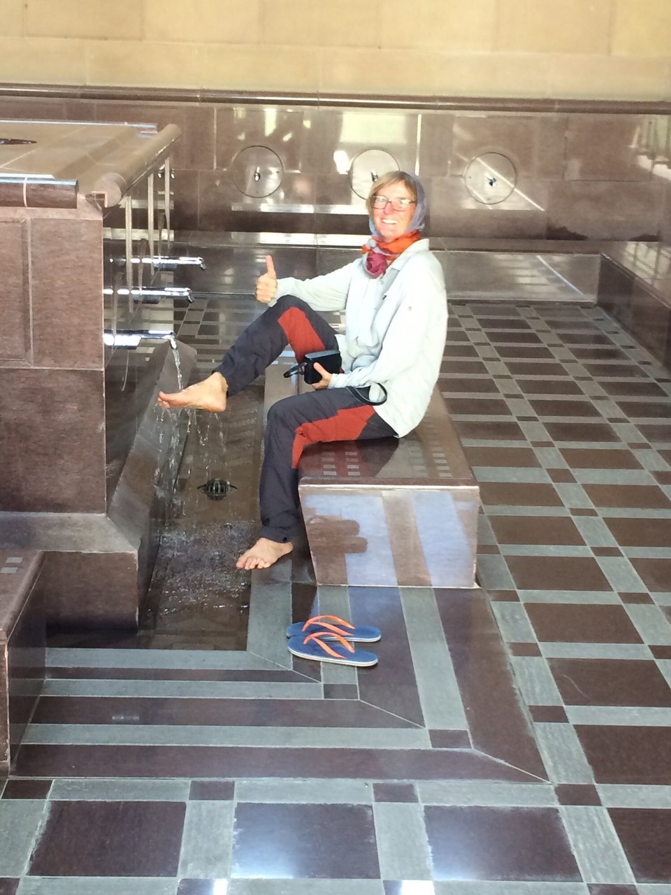 Oman - Sur - Fußwaschung im Frauenbereich (mit Sensor für den Wasserhahn- mein verzweifeltes Fußwedeln hat Ralf zum Glück nicht fotografiert) 