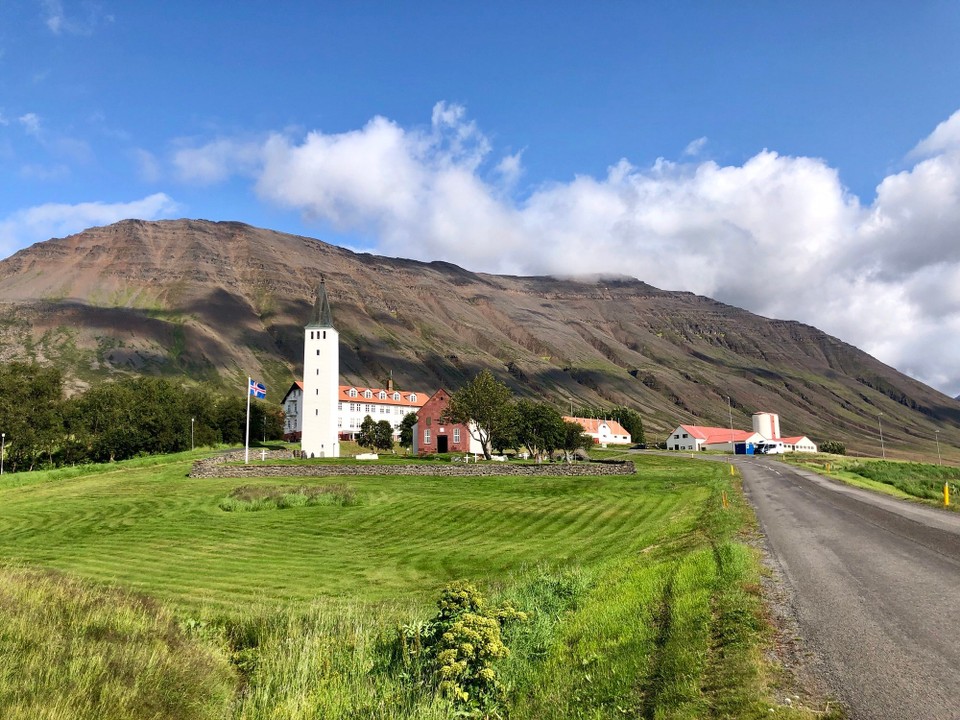 Island - Hólar - Blick zurück nach Hólar. Ein mega kleiner Ort mit dafür wirklich imposanten Gebäuden...