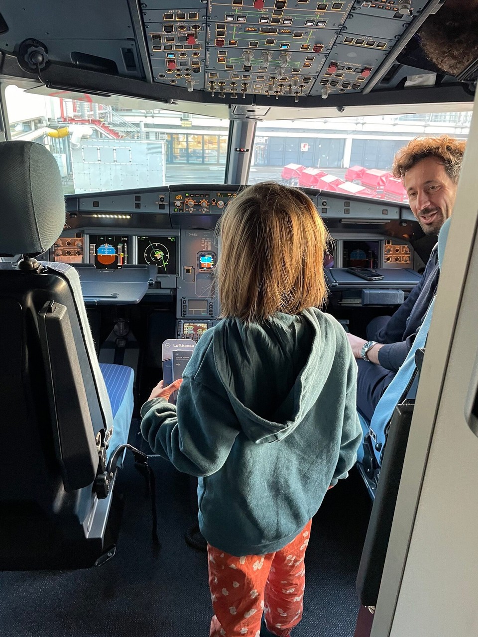 Germany - Hamburg - Kurzer Sicherheitscheck im Cockpit.
