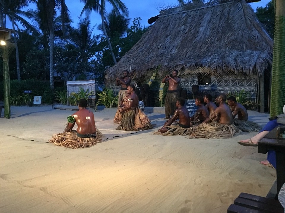 Fiji -  - Natürlich gibt es auch hier etwas über die Kultur zu lernen. Diese Insel hat uns ihre Geschichte ein wenig vorgetanzt, das war schon ziemlich cool. 