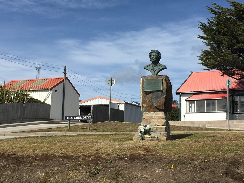 Falkland Islands (Islas Malvinas) - unbekannt - Maggie looks over Thatcher Drive