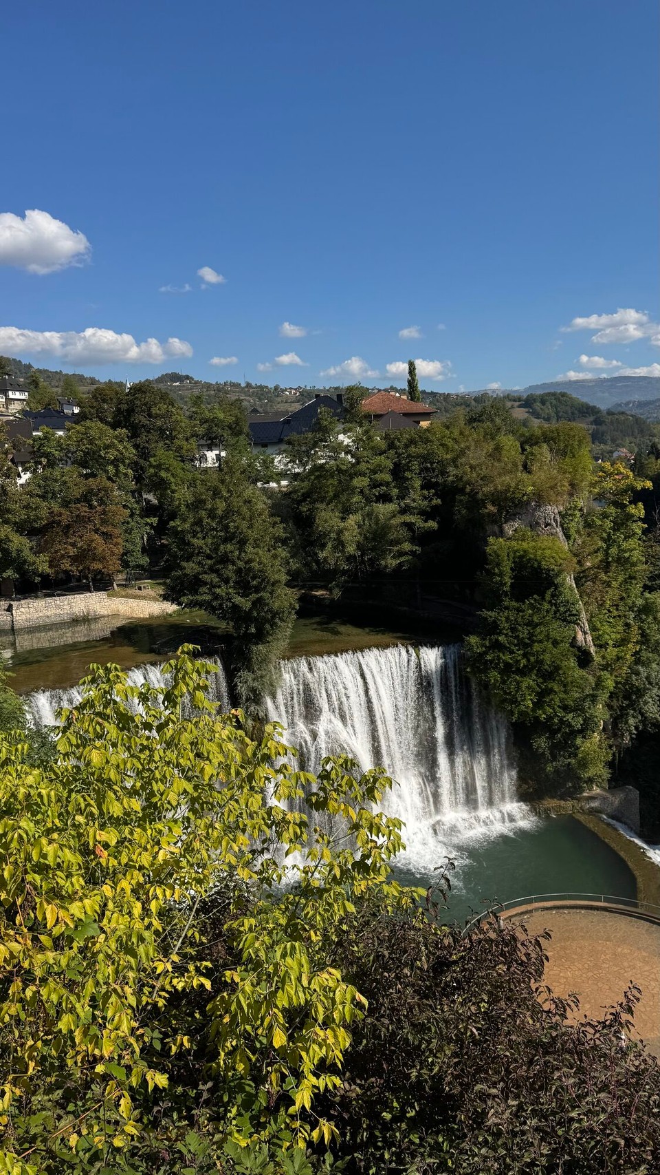 Bosnien und Herzegowina - Mostar - Der Wasserfall hat eine Höhe von 21 Meter.