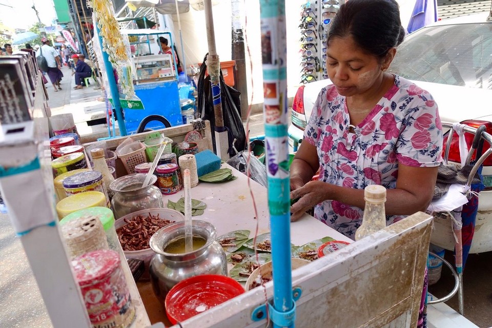 Myanmar (Burma) - Yangon - Disse bodene finner man overalt. Det er paan eller kun-ya, som er teblader med areca nøtt og kalsium hydroxid. De lokale tygger eller suger på det, og spytter rødt. Både tenner og lepper blir også røde, altså de har ikke spesielt pene tenner her.  