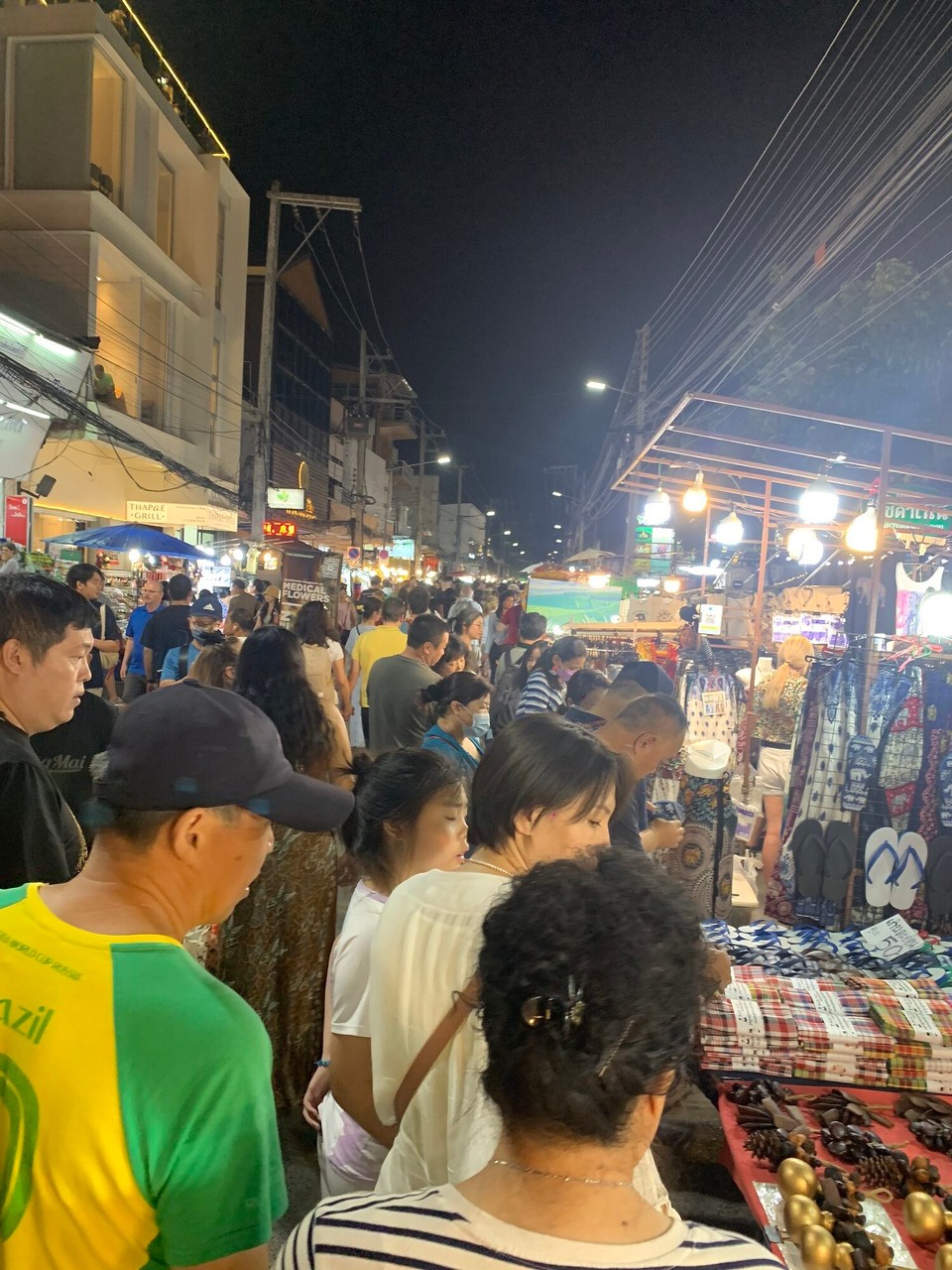 Thailand - Chiang Mai - Sonntagsmarkt in Chiang Mai, eher ein Event mit Live-Musik, Essen, Schmuck und Kunsthandwerk
