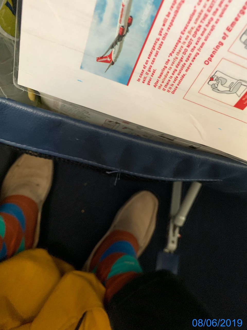 Spanien - San Cristóbal de La Laguna - Exit Sitz. Schau mir in die Augen und sage ja, sagt mir die Stewardess, während ich noch eine einigermaßen Schmerzfreie Stelle suche. 
