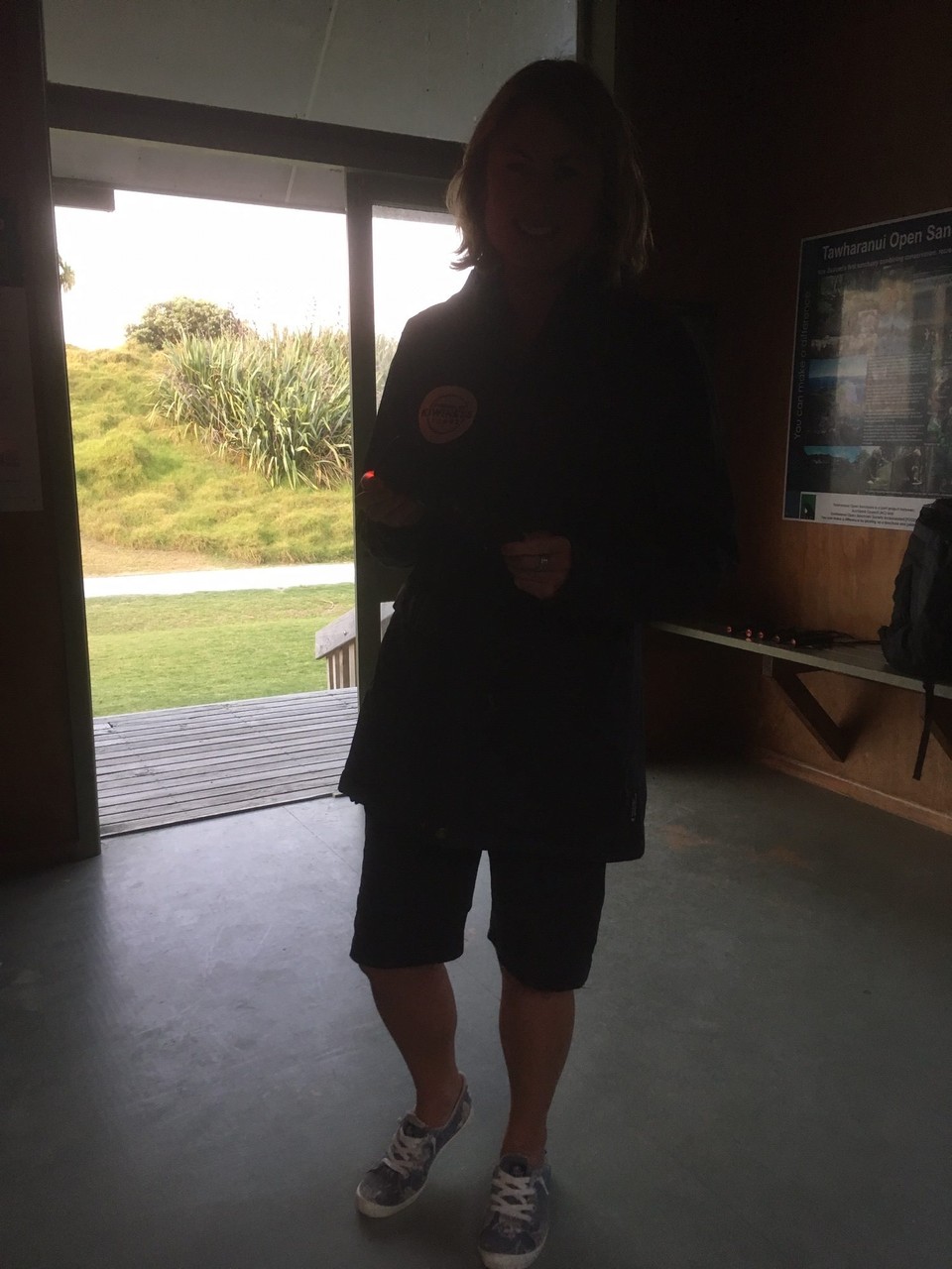 Neuseeland - Tawharanui Peninsula - Vanessa hat für alle rote Taschenlampen mitgebracht. Diese stören nachtaktive Tiere wie den Kiwi nicht.