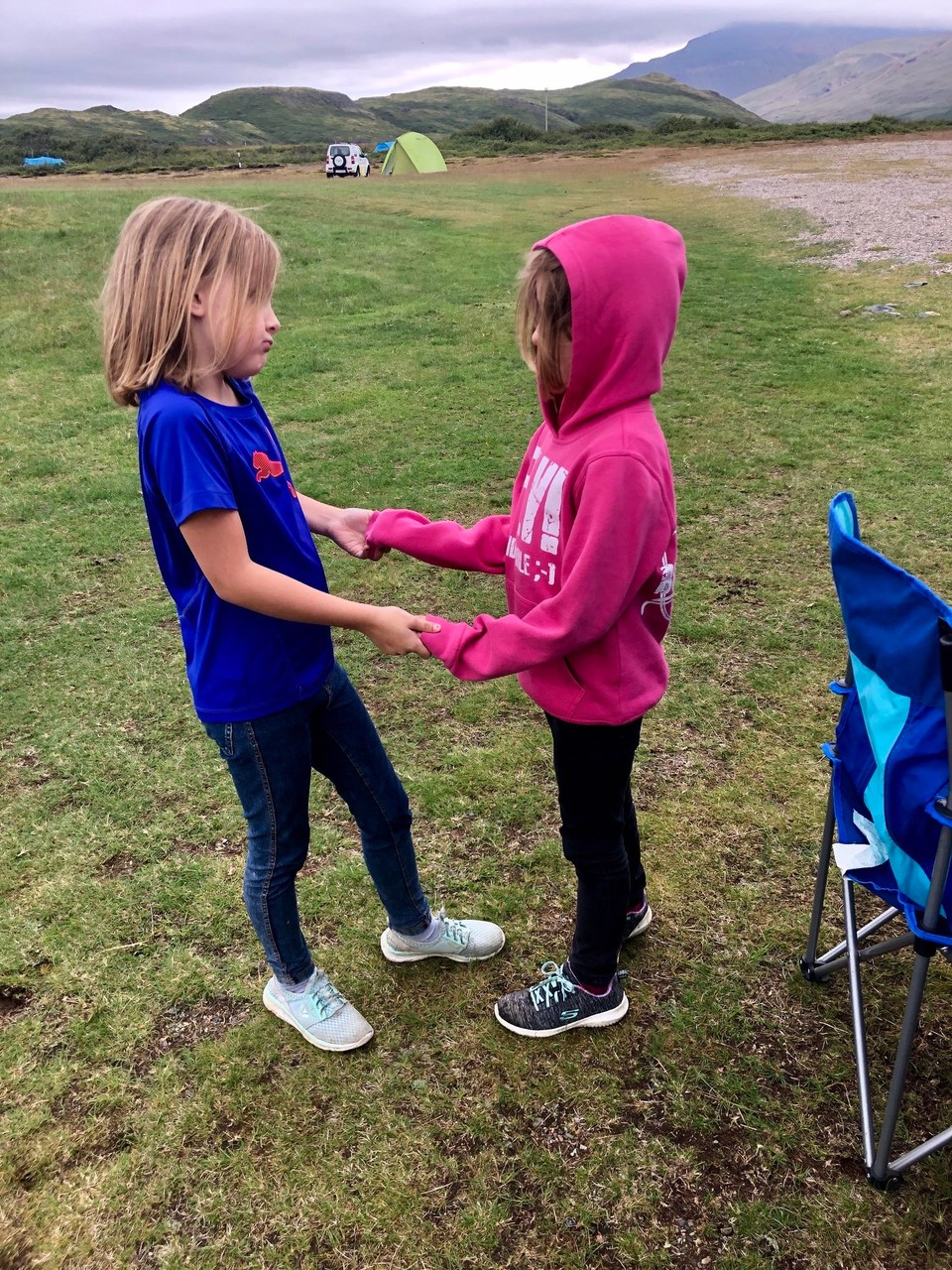 Island - Sveitarfélagið Hornafjörður - Die Kids gehen spielen, Ulli geht spülen und ich gehe spazieren. 😊 Danke, Ulli! Ich muss unbedingt ein paar Fotos von den Schafen machen...