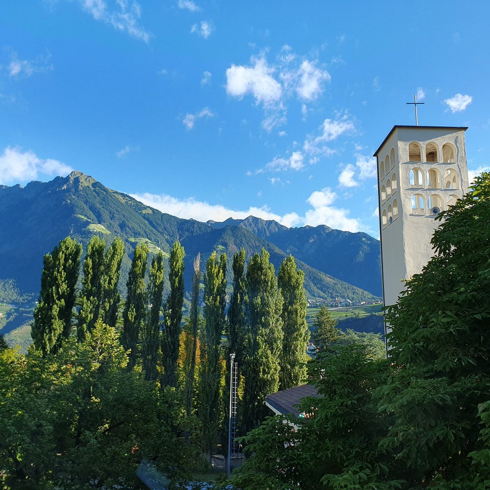 Italien - Meran - Der Blick aus der Küche zeigt die Mutspitze.