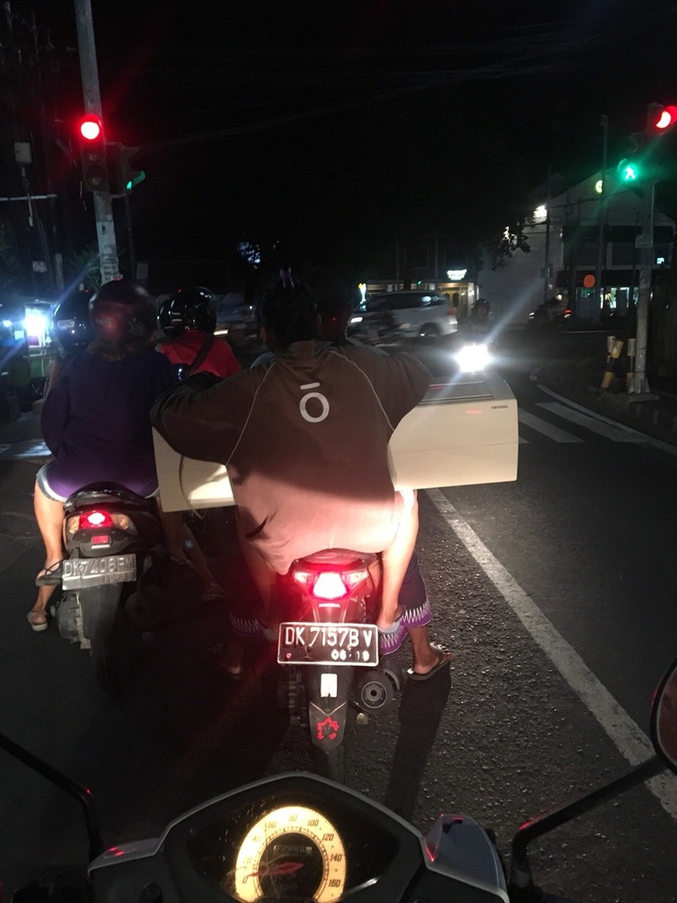 Indonesien - Badung - Transport einer Klimaanlage 😁