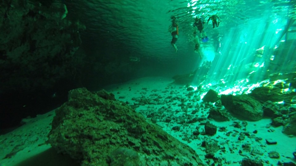 Mexiko - Dos Ojos Cenote - Ein unbeschreibliches Bild, das man in Fotos gar nicht ausdrücken kann...