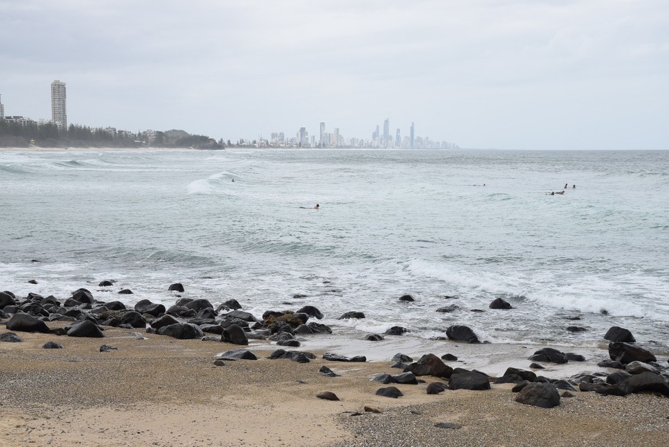 Australien - Coolangatta - Die Skyline von Surfers Paradise von Currumbin Beach aus gesehen